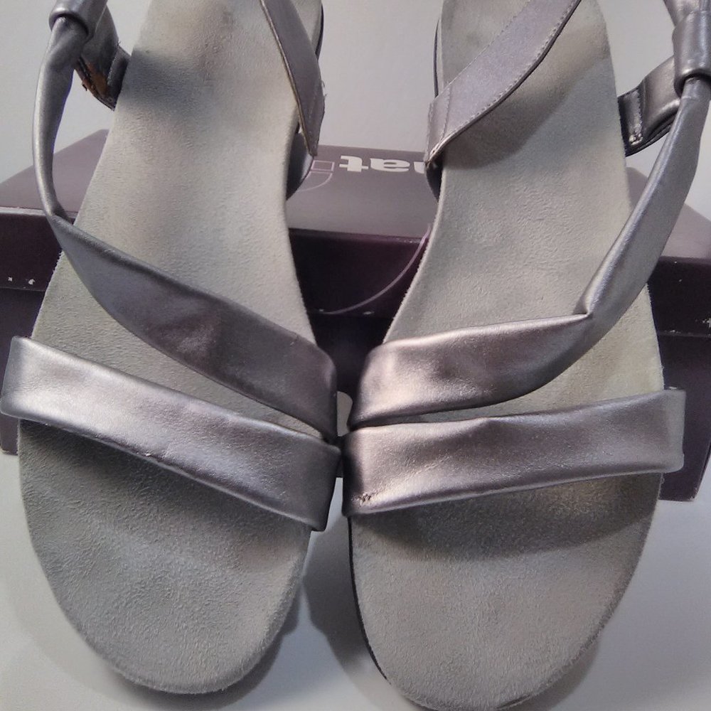 Aerosoles Rediscover Women's Silver Leather Slingback Flat Sandals Size …